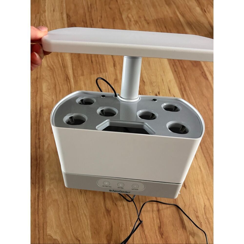 Aerogarden with six slots white indoor garden working condition